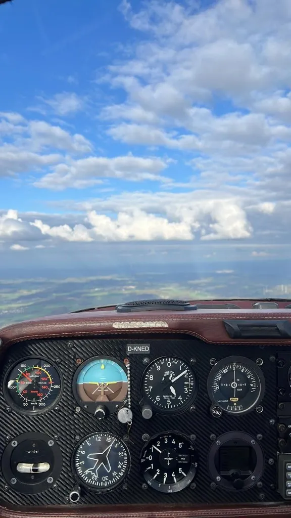 Blick aus dem Cockpit der D-KNED über Wolken