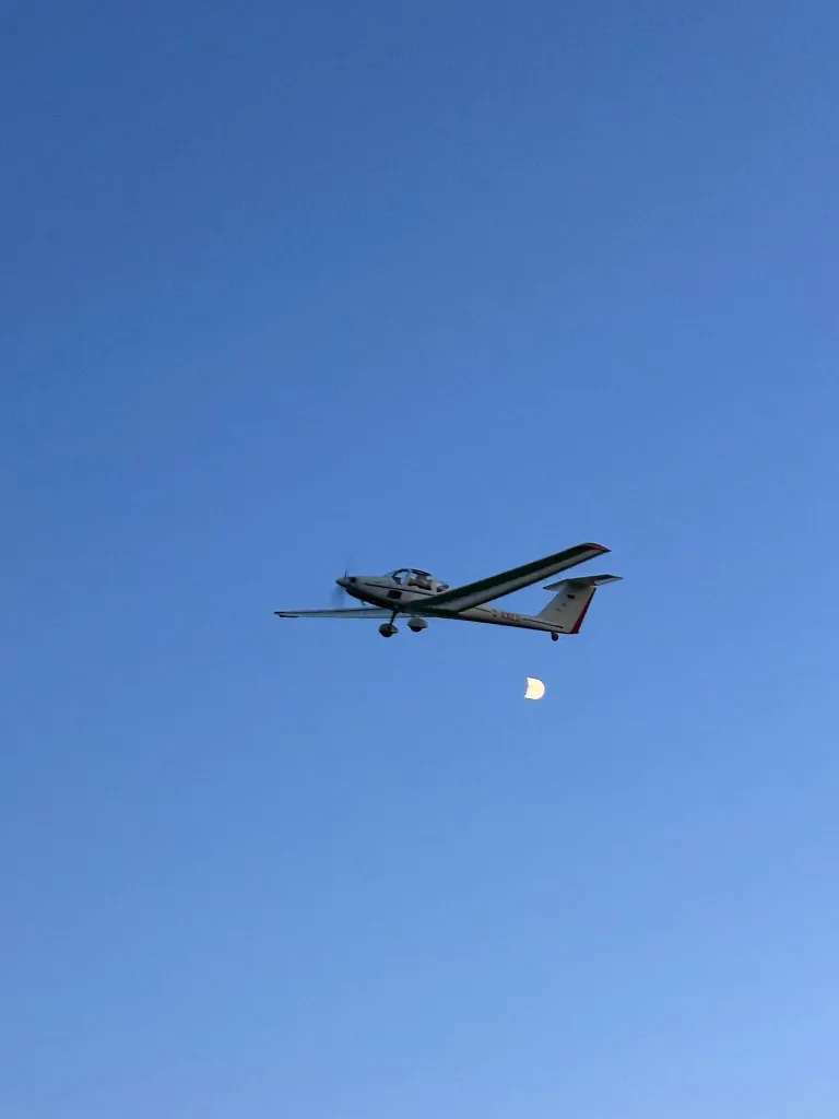 D-KNED im Flug vor blauem Himmel und Mond