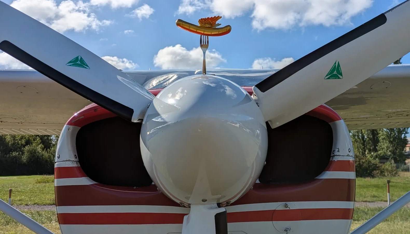 Goldene Bratwurst-Trophäe auf dem Spinner der Cessna 172 D-EHUZ