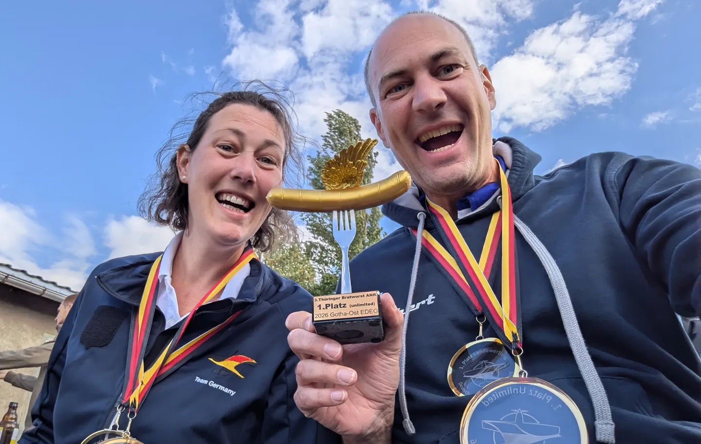 Carla Moses und Robert Deppe mit Medaillen und dem Pokal für den ersten Platz Unlimited