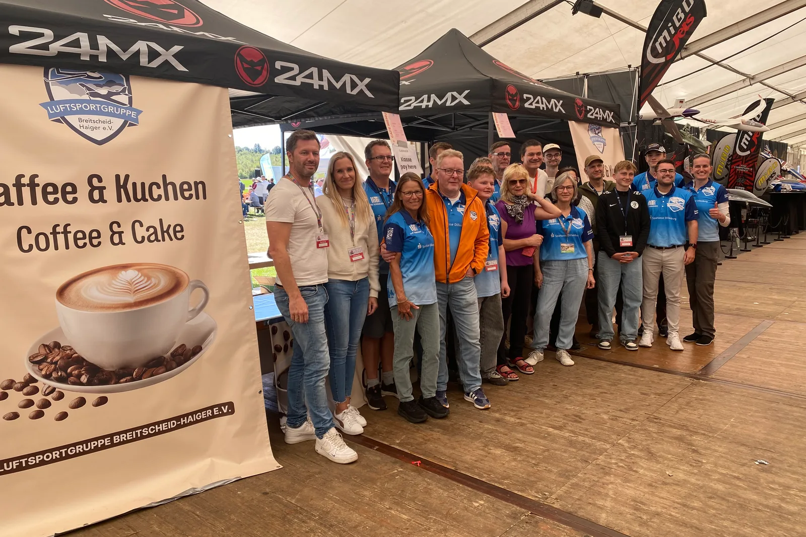 Team der Luftsportgruppe am Stand Kaffee und Kuchen im Messezelt