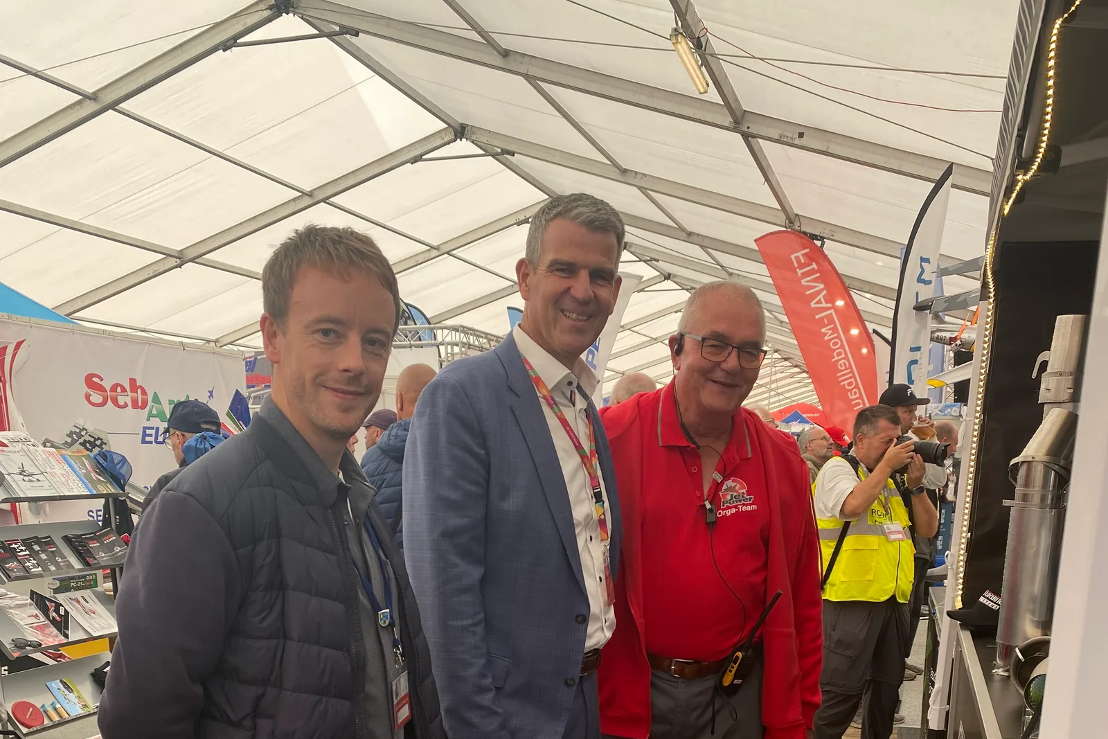 Bürgermeister Yannick Konrad, Erster Kreisbeigeordneter Frank Inderthal und Veranstalter Peter Ritters bei der Eröffnung der JetPower 2026