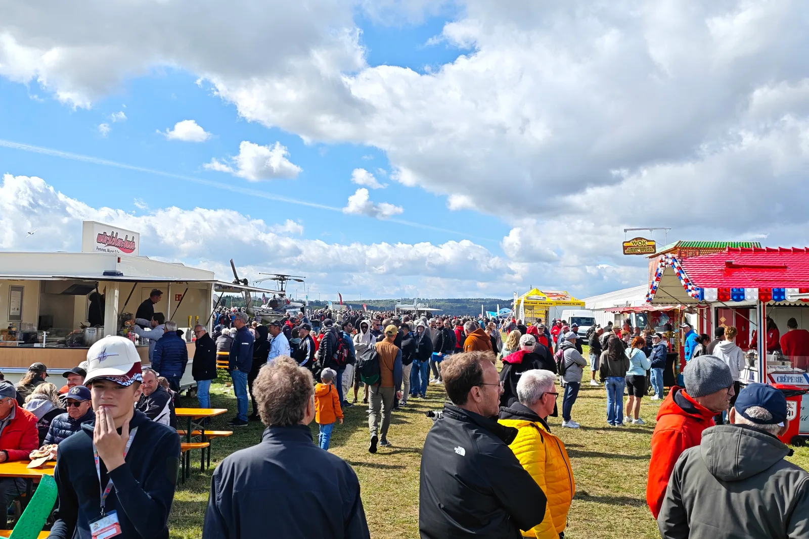 Besucher und Essensstände auf dem JetPower-Gelände