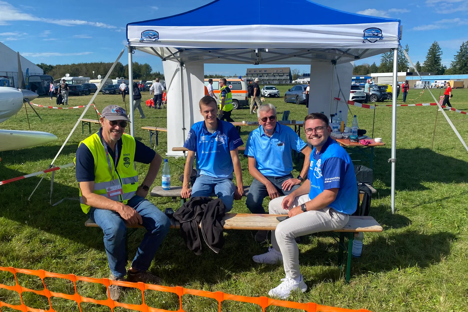 Vereinsmitglieder in einer Pause unter dem Zelt bei der JetPower 2026