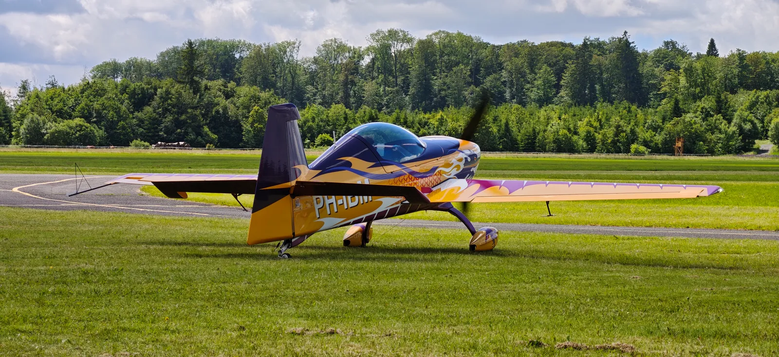 Extra 330NG am Verkehrslandeplatz Breitscheid