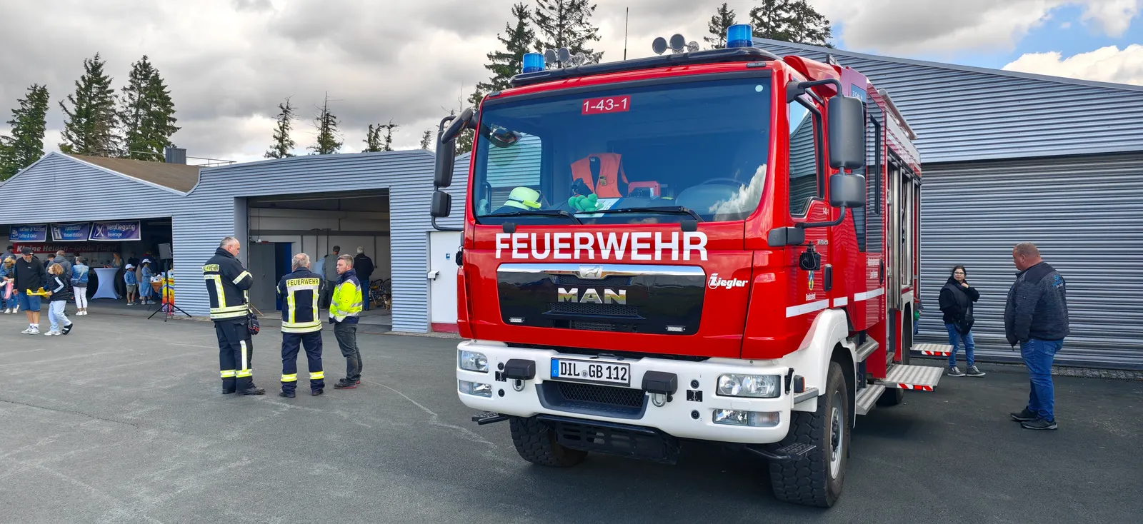 Feuerwehrfahrzeug beim Charity-Flugtag am Flugplatz Breitscheid