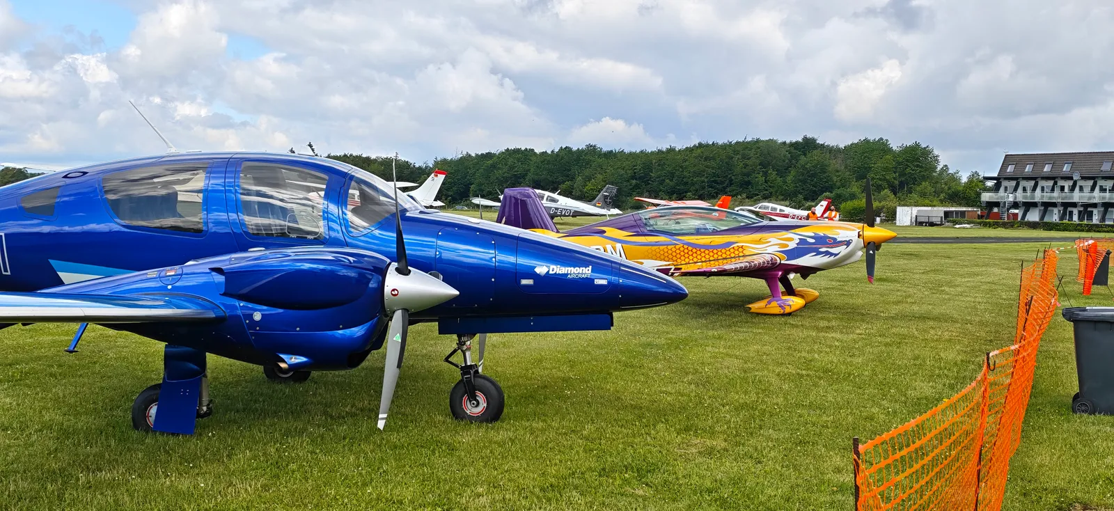 Flugzeuge am Verkehrslandeplatz Breitscheid beim Charity-Flugtag
