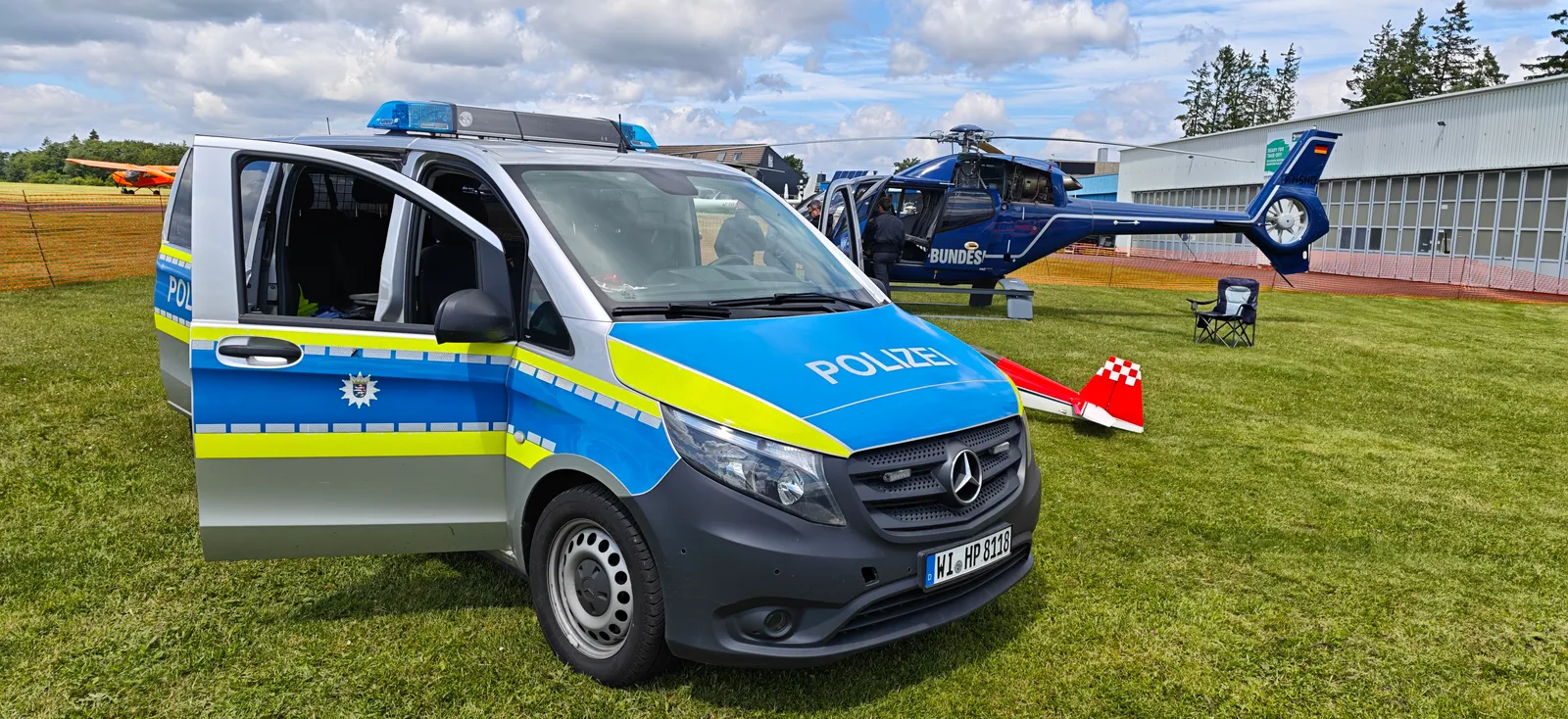 Polizeifahrzeug und Polizeihubschrauber beim Charity-Flugtag in Breitscheid