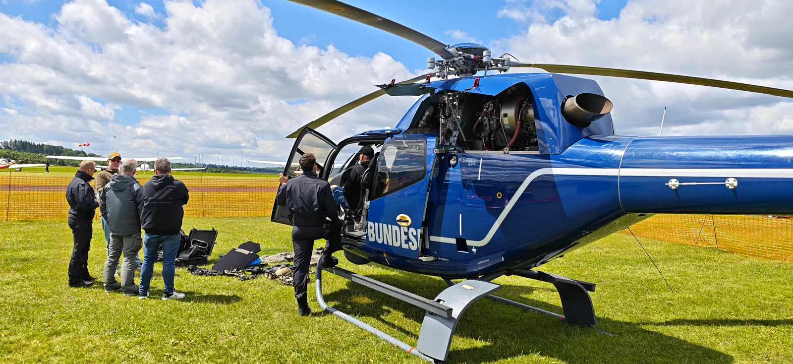 Polizeihubschrauber auf dem Gelände des Flugplatzes Breitscheid