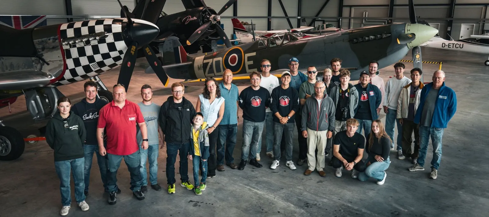 Warbirds im Hangar am Siegerlandflughafen