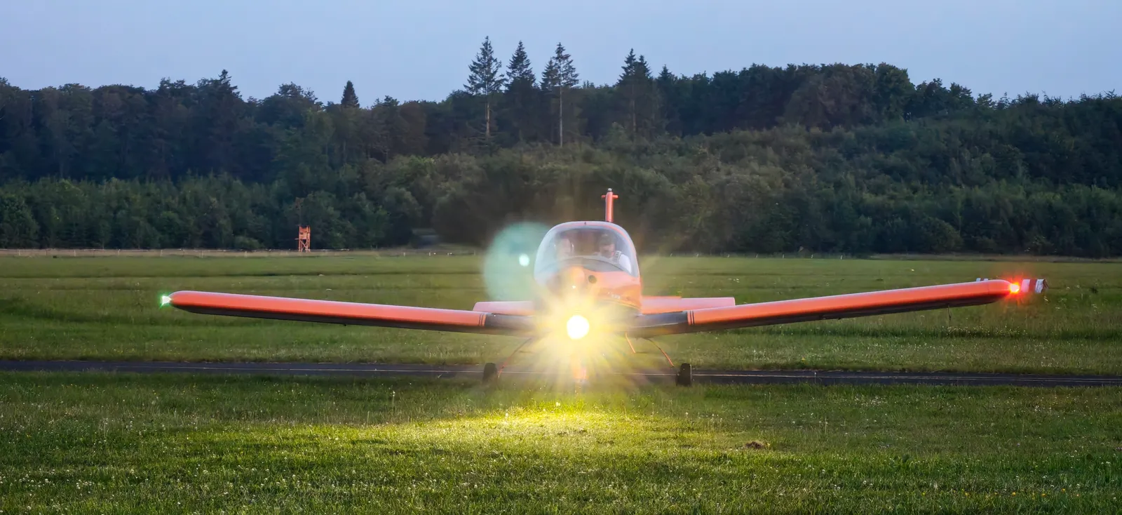 Sicherheit bis zum Schluss: Mit Scheinwerfern und Navigationslichtern geht ein langer Flugtag zu Ende