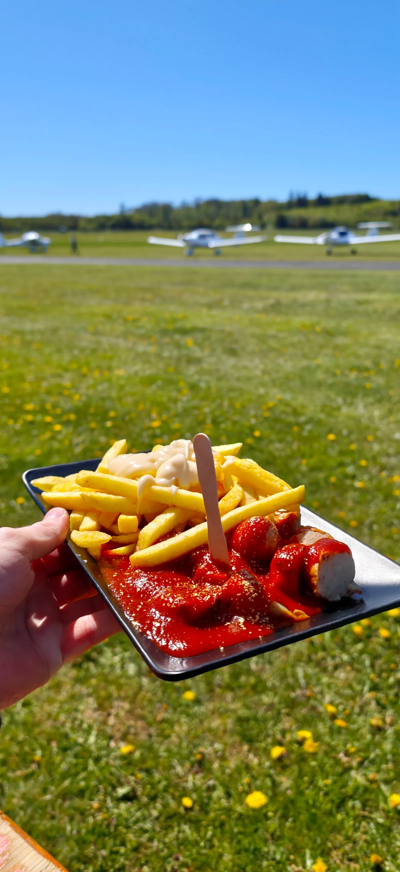 Flugbetrieb und Besucher am Flugplatz Breitscheid