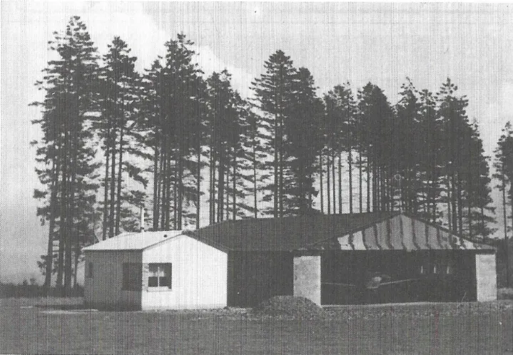 Erste Flugzeughalle am Flugplatz Breitscheid mit kleinem Nebengebäude