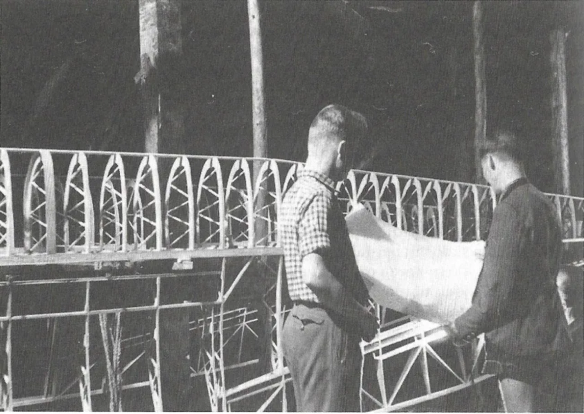 Das erste Segelflugzeug im Bau auf dem Speicher der Gerberei Sonntag