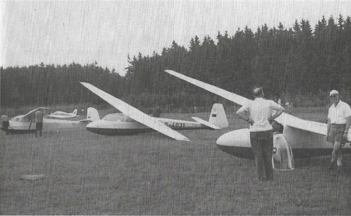 Segelflugzeuge Ka 6, Ka 7 und Rhönlerche mit Fluglehrern Erich und Klaus Weiß